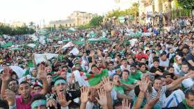 أنصار “محاربي الصحراء” يرجمون “آلهة بي إن سبورت”