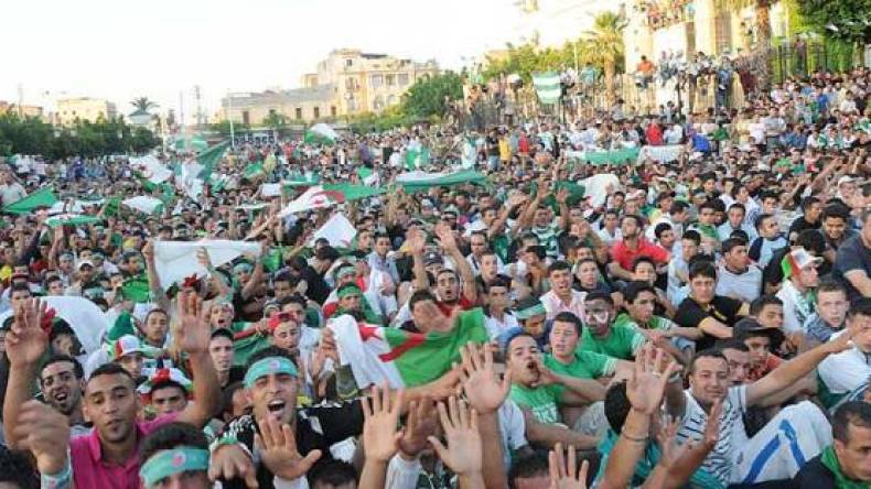 أنصار “محاربي الصحراء” يرجمون “آلهة بي إن سبورت”