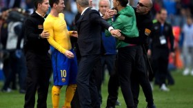 أعوان ملعب ملقة يسرقون قميص ميسي!؟