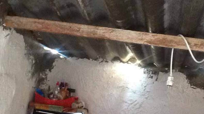 عائلة تعيش تحت أسقف من جريد النخل بحي “البليدة” بجامعة