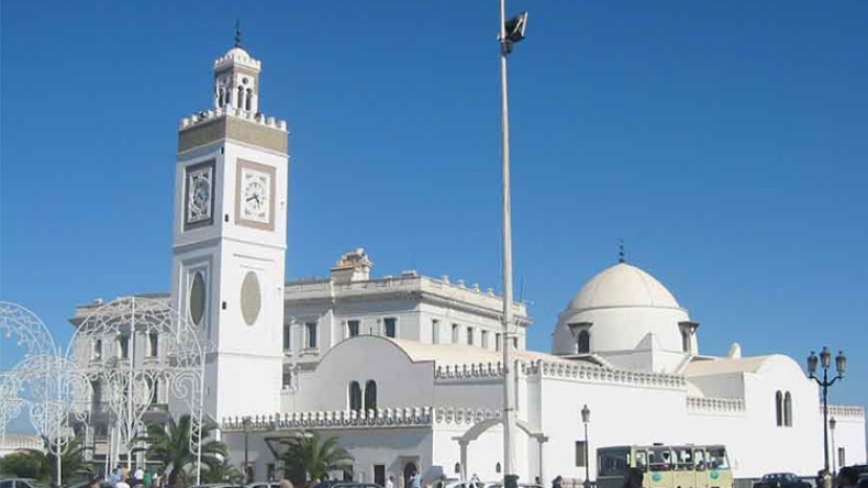 أتباع “فركوس” يمنعون جمع الزكاة نقدا في المساجد!