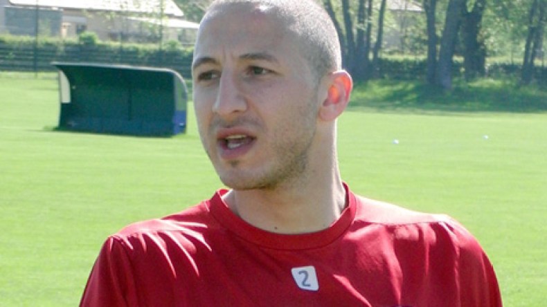 المدافع المغترب “زعرور” يوشك أن يتحوّل إلى “سنفور”!