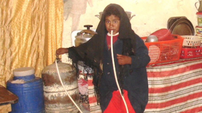 أسرة لا تعرف الغسل ولا دورة المياه..الزهرة تأكل اللحم نيّئاً وتشرب الغاز منذ 4 سنوات