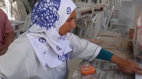 إمرأة “رخامية” تحول الصخر والإسمنت إلى قطع فنية