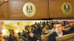 القاضي أخبرنا أنه لا الحكومة الأمريكية ولا العراقية رفعتا دعوى ضد منتظر