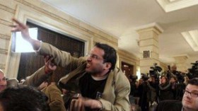 Irak: le journaliste qui avait lancé ses chaussures contre Bush libéré mardi