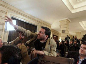 Irak: le journaliste qui avait lancé ses chaussures contre Bush libéré mardi