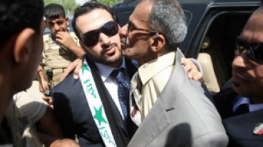 Irak: le journaliste qui avait lancé ses chaussures contre Bush est sorti de prison