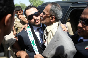 Irak: le journaliste qui avait lancé ses chaussures contre Bush est sorti de prison