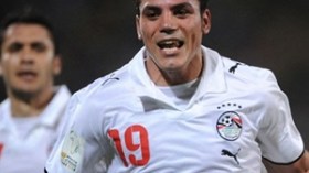 توبيخ عمرو زكي لأنه يهدد تماسك الفراعنة أمام الجزائر