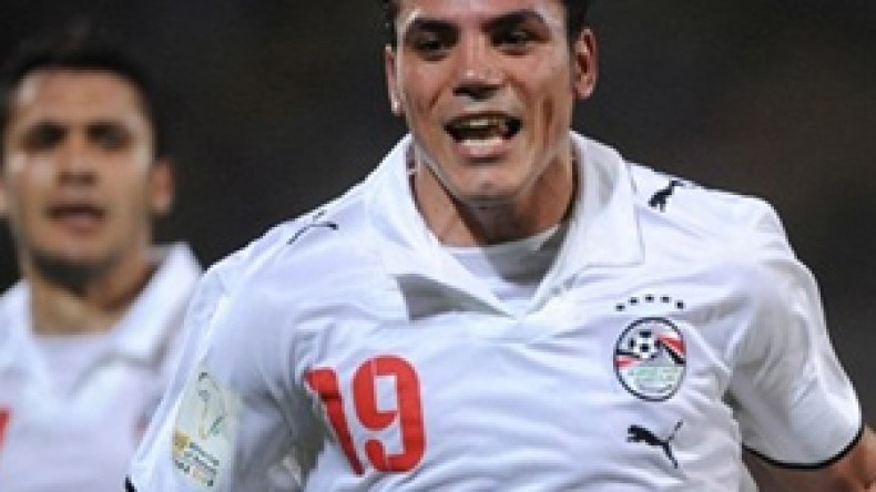 توبيخ عمرو زكي لأنه يهدد تماسك الفراعنة أمام الجزائر