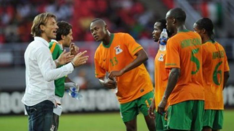 مجهولون من جنوب إفريقيا يرشقون حافلة منتخب زامبيا بالحجارة