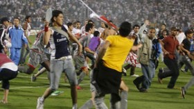 هكذا نجا الحكام الجزائريون  من الموت في ستاد القاهرة