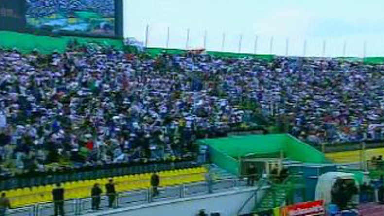 جماهير الزمالك ترفع علم الجزائر في مدرجات الإسكندرية‬