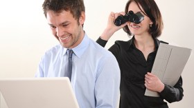 التجسّس على الزوج.. الطريق إلى الفراق