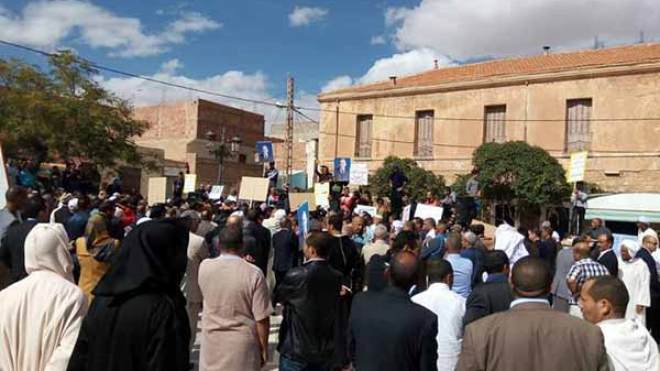 الأسرة الثورية ومناضلون من الأفلان في وقفة احتجاجية بالبويرة