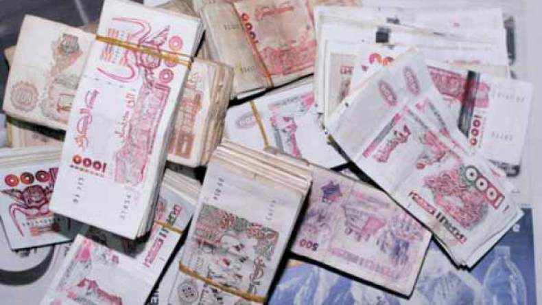 طالبة جامعية تسرق 100 مليون من منزل قريبتها في العاصمة