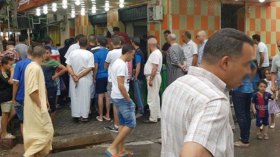 مواطنون يخرقون شروط الوقاية بالتدافع على الزلابية وقلب اللوز