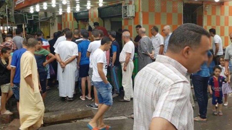 مواطنون يخرقون شروط الوقاية بالتدافع على الزلابية وقلب اللوز