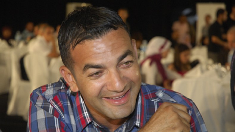 فنانون يهربون من الأضواء في رمضان وآخرون يجرون وراءها