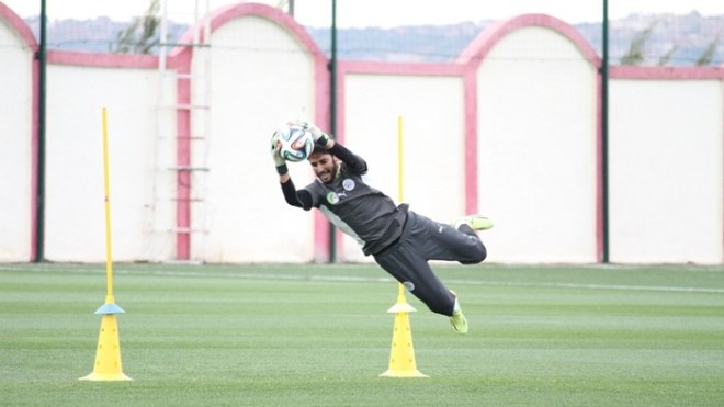 4 حراس مرمى يدخلون آخر امتحان لمرافقة مبولحي إلى البرازيل