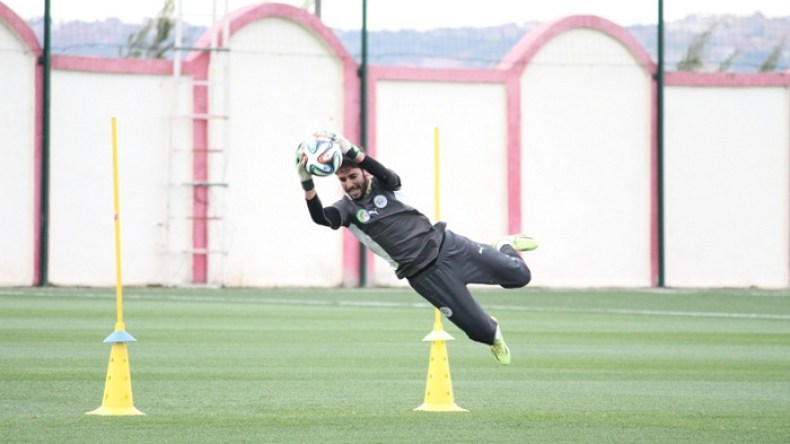 4 حراس مرمى يدخلون آخر امتحان لمرافقة مبولحي إلى البرازيل