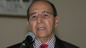 تطبيق التقسيم الإداري الجديد تدريجيا وبرغماتيا وإخضاع الولاة لإعادة الرسكلة