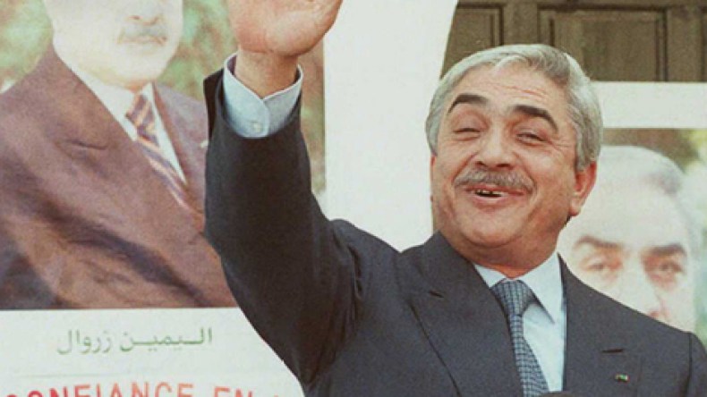 أبناء الشهداء في “قافلة” إلى باتنة لإقناع زروال بالترشح