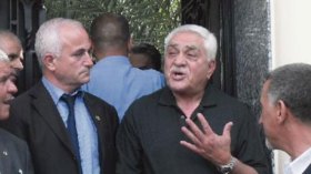 زروال يخرج من بيته ردا على إشاعات مرضه
