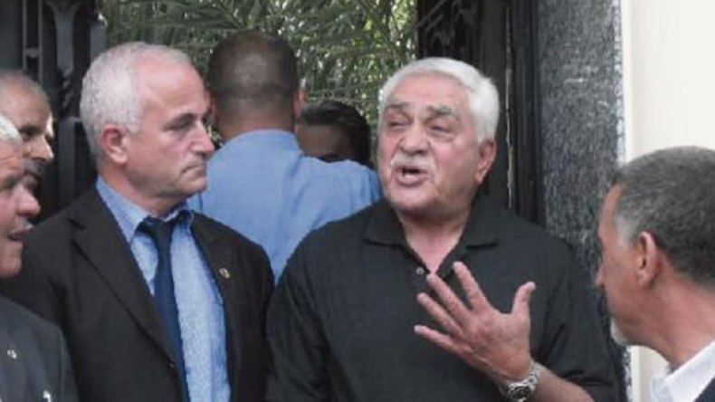 زروال يخرج من بيته ردا على إشاعات مرضه