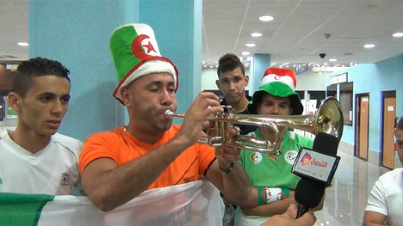 زروال حطّم آلته الموسيقية على رأس مناصر مصري ويتمنى أن يهز بها المدرجات في البرازيل