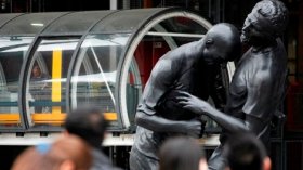 “نطحة” زيدان تخلّد في تمثال يعرض بباريس!