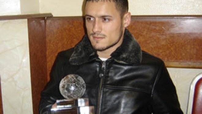زياني  يتشابك  مع  أحد  زملائه