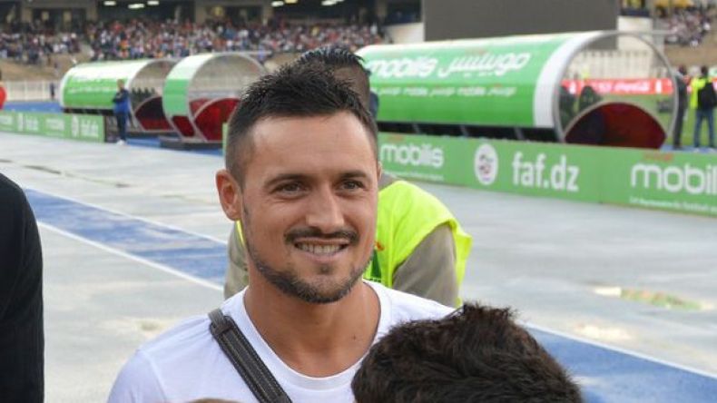 زياني يؤجل التحاقه بـ”الحمراوة” بسبب مرض جدته