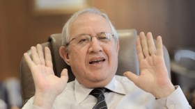 زياري يصبّ البنزين على النار ويأمر بخصم أجور المضربين
