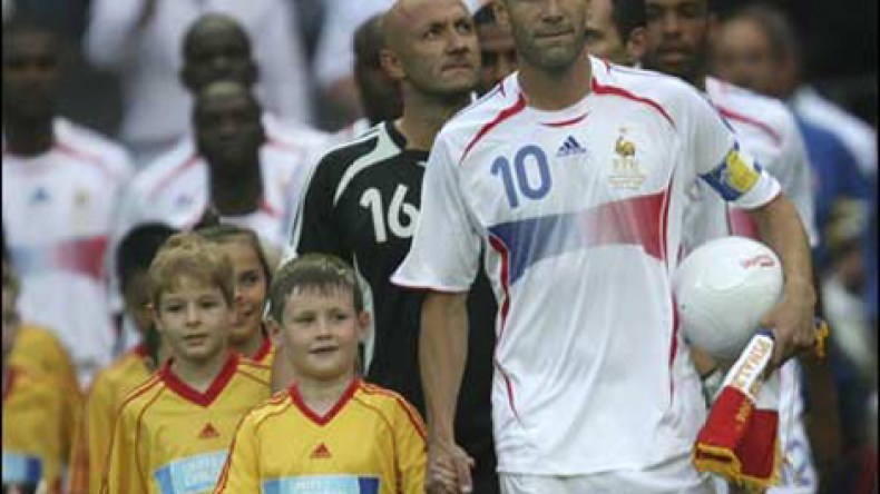 النجم زيدان كان يدخّن خلال مونديال 2006