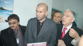 زيدان يخوض الحملة الانتخابية لبوتفليقة في أوربا