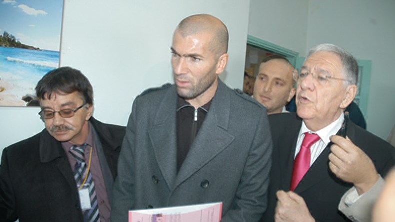 زيدان يخوض الحملة الانتخابية لبوتفليقة في أوربا