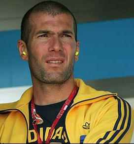 Zineddine  Zidane à Aix pour la pose de la 1ère pierre de son  « futsal »