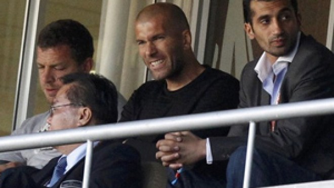 زيدان‭ ‬يناصر‭ ‬الخضر‭..‬والجماهير‭ ‬تتخطى‭ ‬الطوق‭ ‬الأمني‭ ‬من‭ ‬أجله