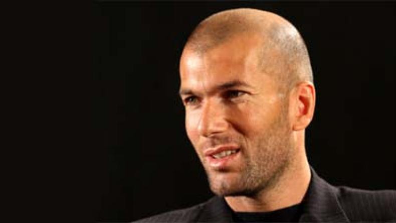 زيدان يقرّر العودة إلى الجزائر وتبني مشاريع خيرية ورياضية بها