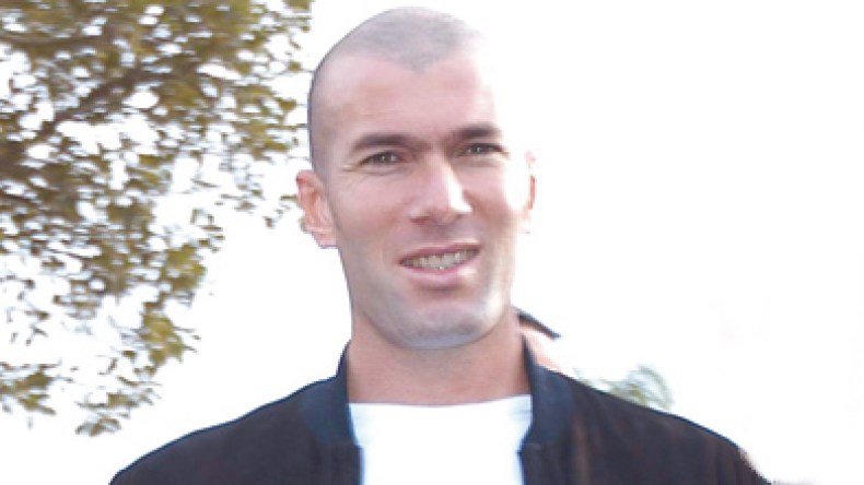 زيدان في زيارة مفاجئة لمعسكر الخضر