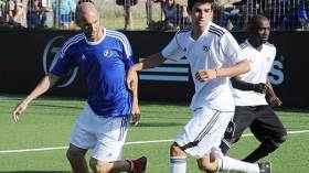 إقصاء لاعب بسبب صورة مع زيدان