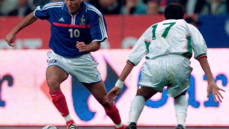 “الخضر” يواجهون “الديكة” وديا مطلع جوان بالجزائر