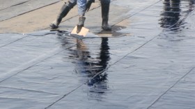 تسرّب أطنان من الزفت الملتهب من صهريج شاحنة يحدث كارثة