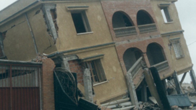 محاكمة المتهمين في قضية الزلزال تنتهي بالبراءة والزغاريد