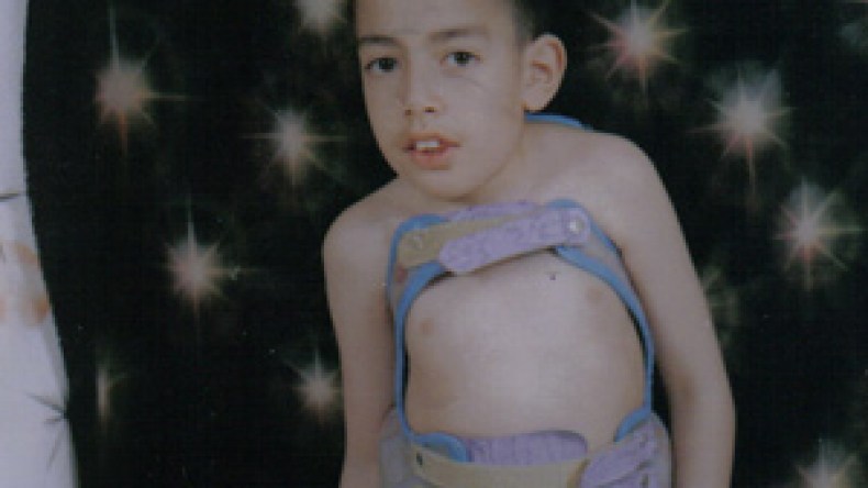 مستشفى الإستقلال يتعهد بالعلاج التام للطفل زين الدين