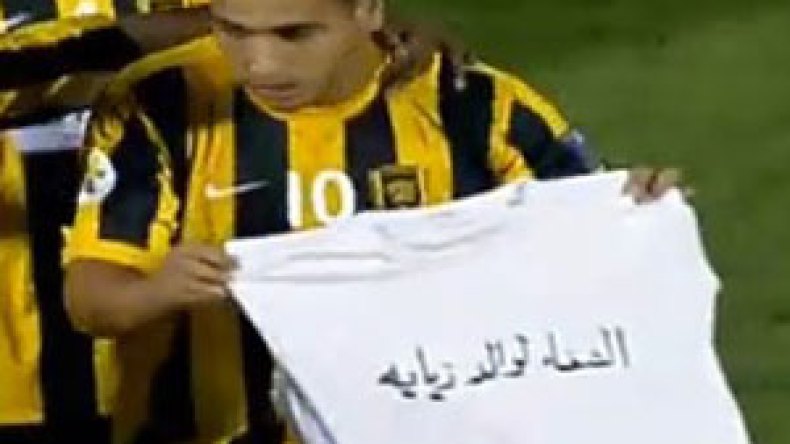 وفاة والد الدولي الجزائري و مهاجم اتحاد جدة عبدالمالك زياية