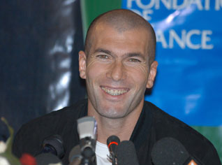 Zidane entreprend la campagne de Bouteflika en Europe