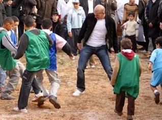 Zizou donates funds, football gear to Kabylie kids
